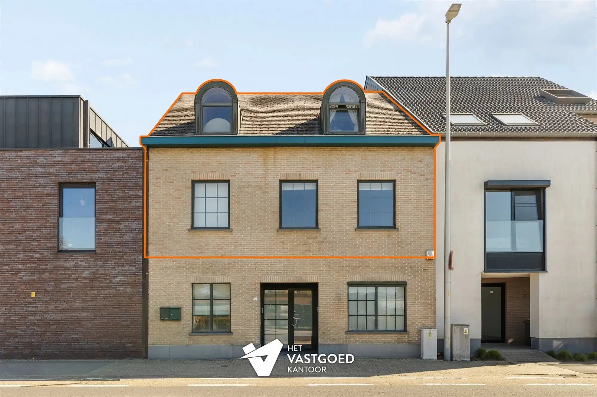 ZEER RUIM EN LICHTRIJK DUPLEX APPARTEMENT (149M²) MET 2 SLAAPKAMERS EN LEUKE VERANDA MET 2 TERRASSEN TE LAAKDAL foto 2