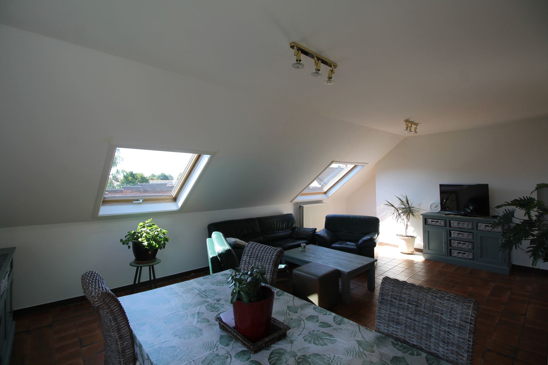 Ruim dakappartement op de tweede verdieping rechts met garagebox. foto 5