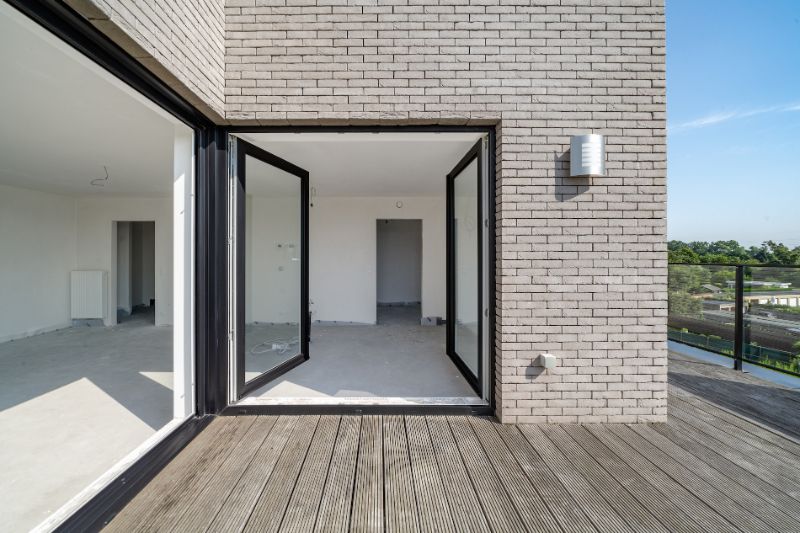 Roeselare nabij Station : Nieuw penthouse appartement met 2 slpks en zolder op de derde verdieping van een nieuw gebouwde Residentie genaamd "Residentie Arena" opp 110 m2 foto {{pictureIndex}}