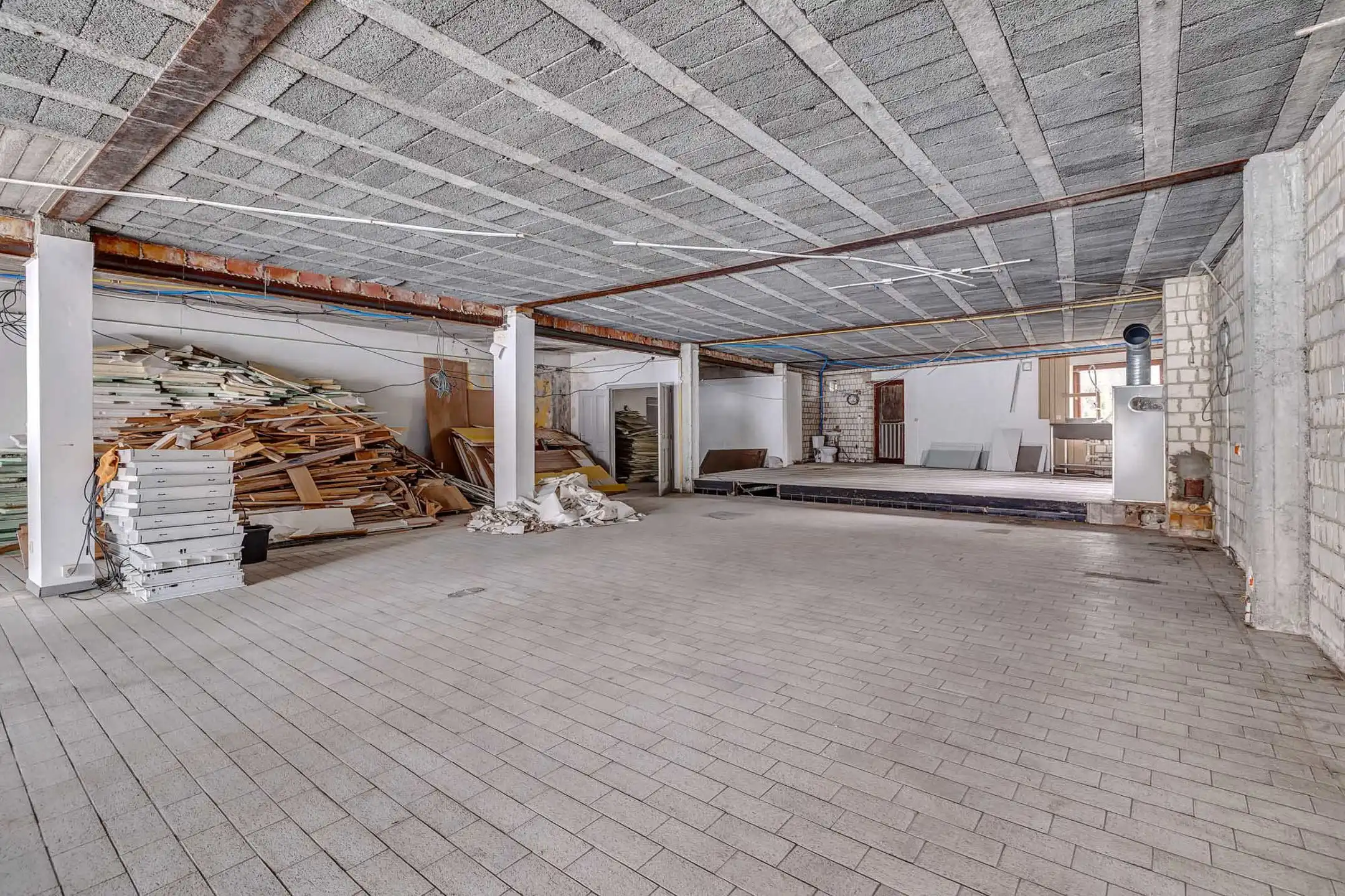 Handelspand (315m²) met 4 staanplaatsen te Roosdaal  foto 7