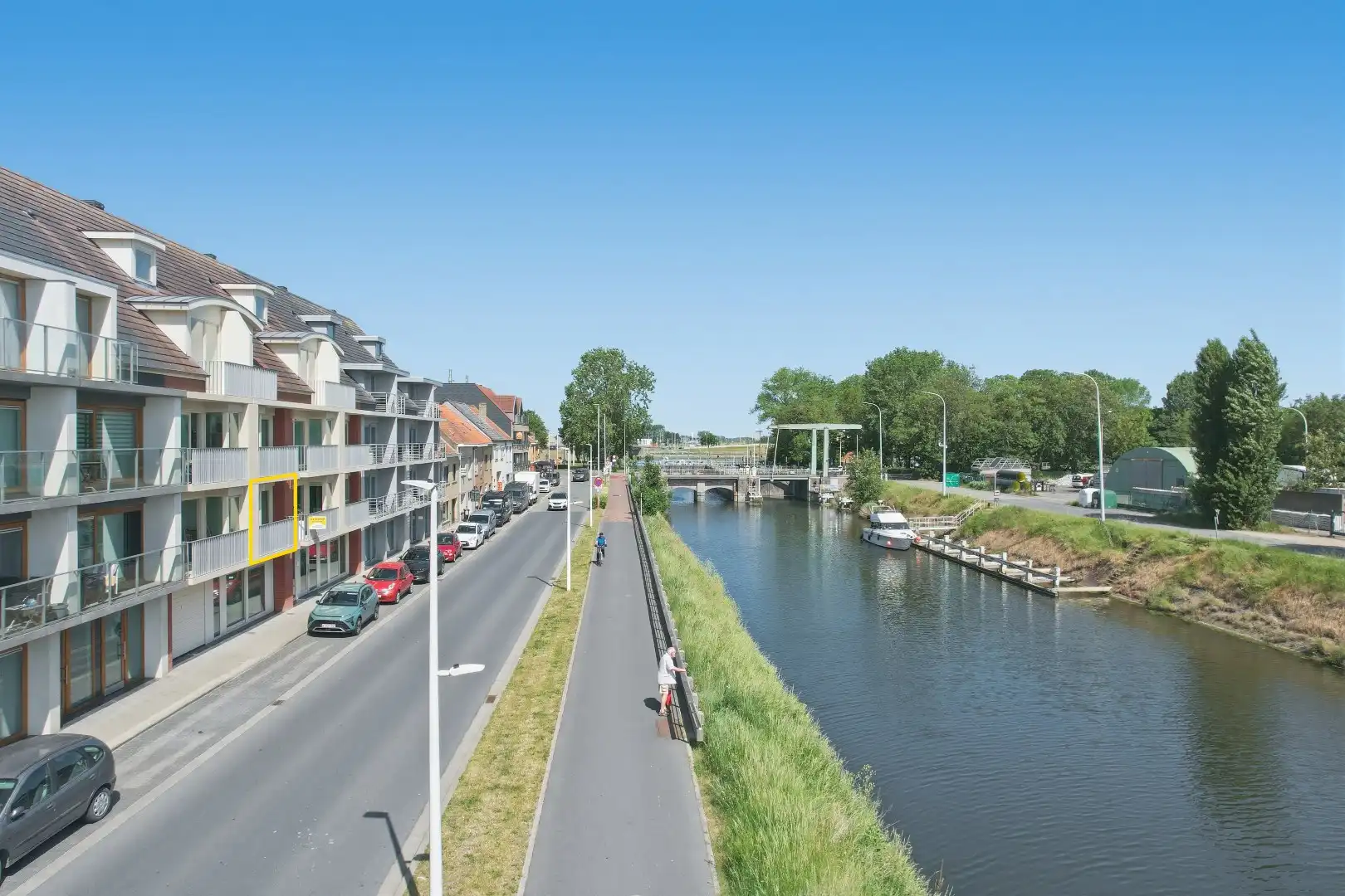 Gemeubeld instapklaar appartement (2014) met 2 terrassen in Nieuwpoort-Stad. foto {{pictureIndex}}