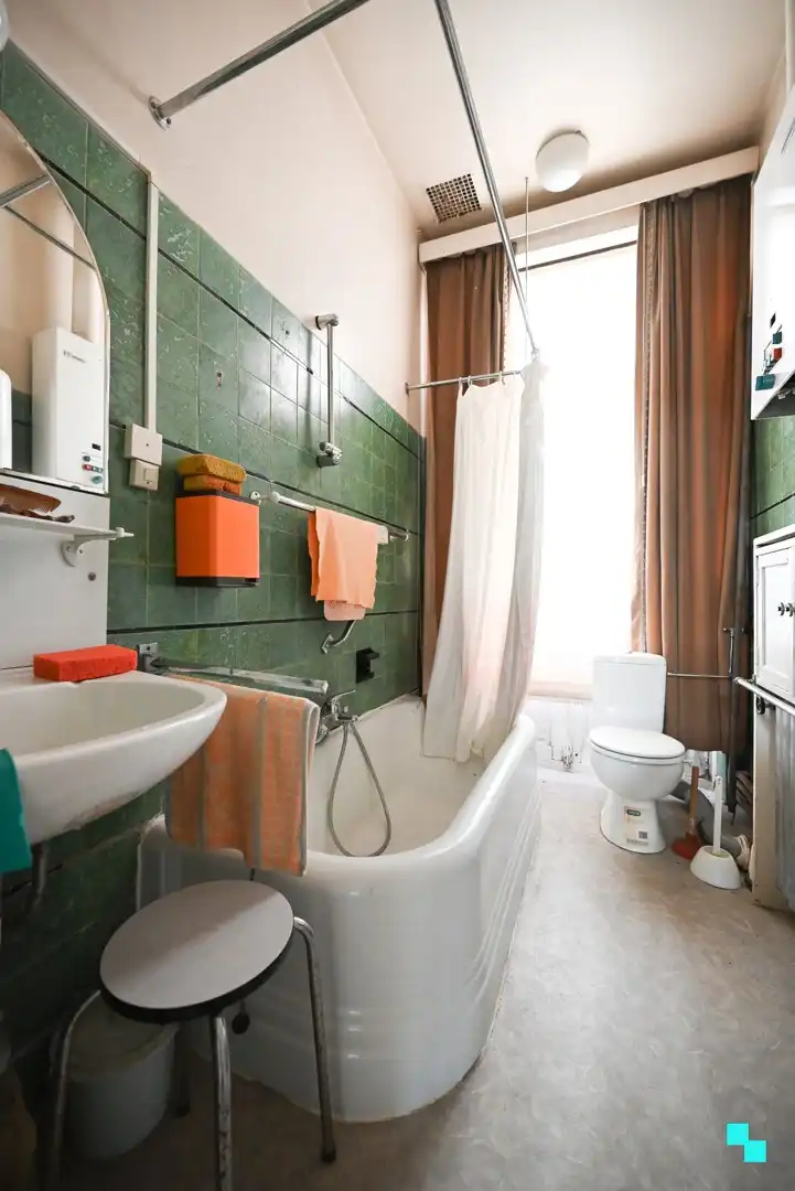 Te renoveren herenwoning te centrum Izegem nabij het kanaal. foto 24