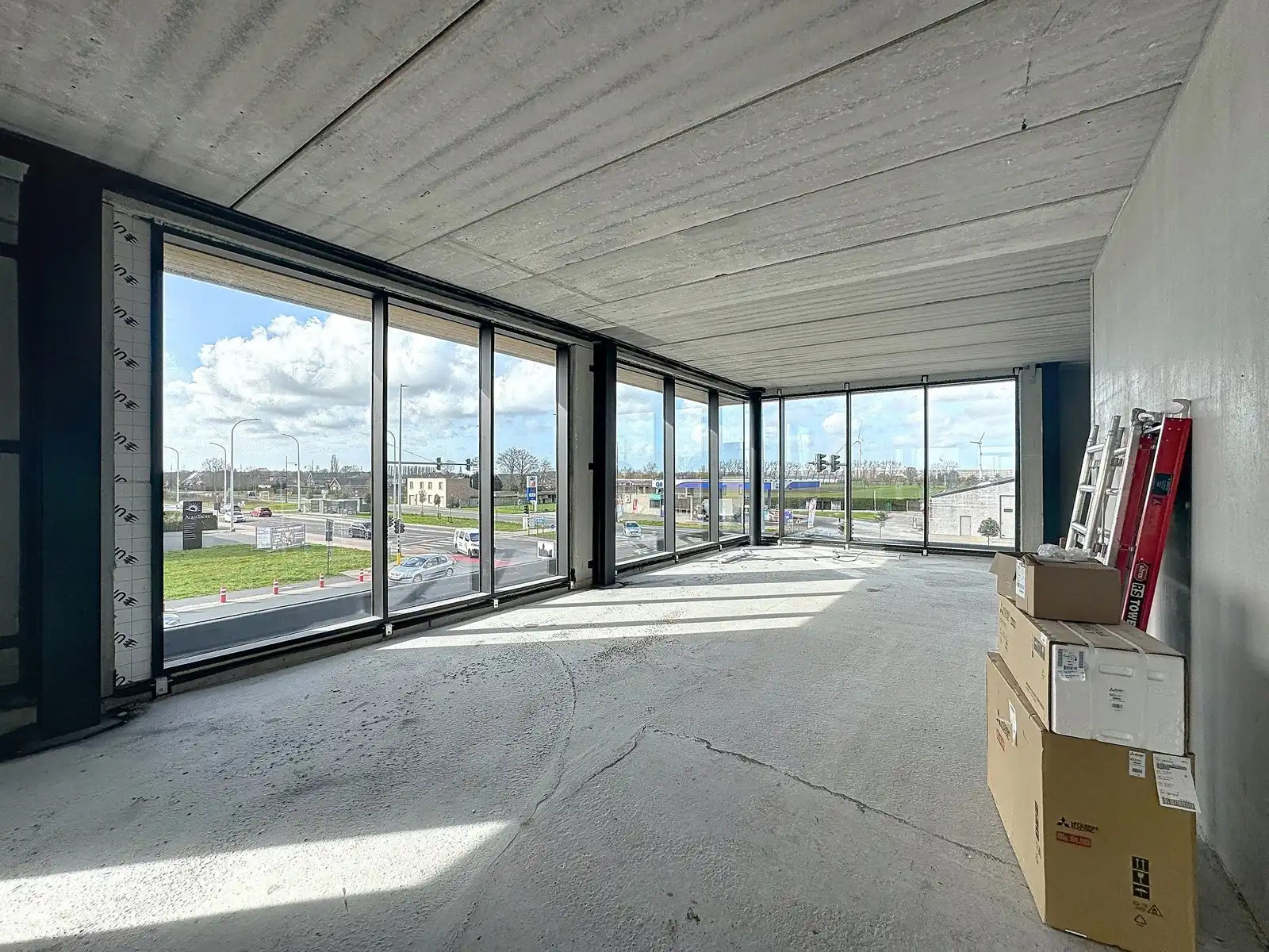 Op hoek-en zichtlocatie te Maldegem: Casco-KANTOORRUIMTE (285m²) met zonne-TERRAS (50m²) TE HUUR op eerste verdieping (lift aanwezig)! foto 7