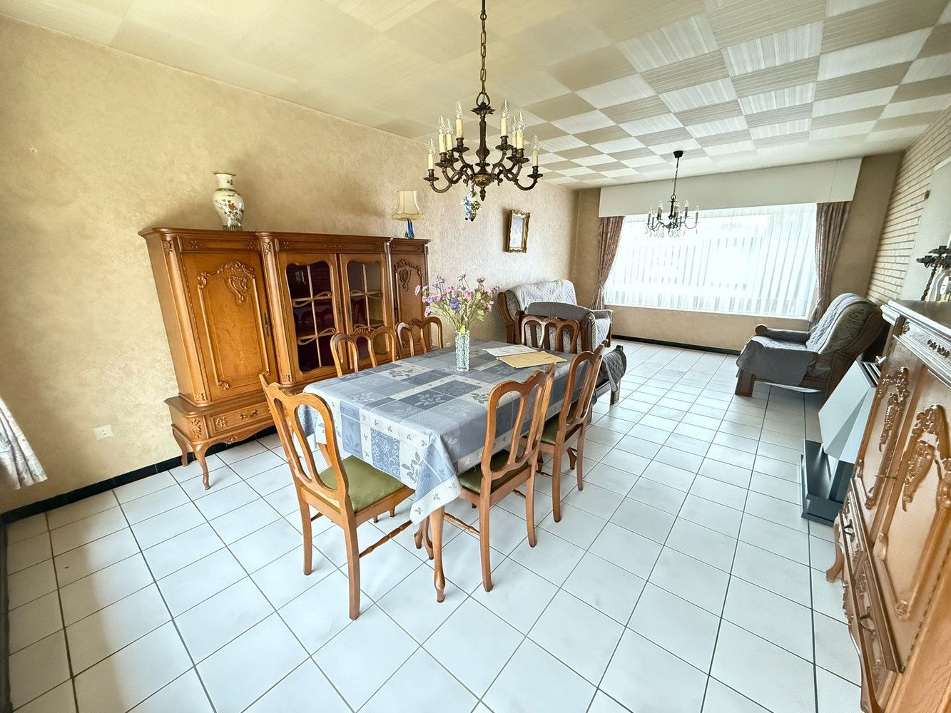 Half open bebouwing met 3 slaapkamers en garage, gelegen in een rustige woonwijk op 277m² foto 5