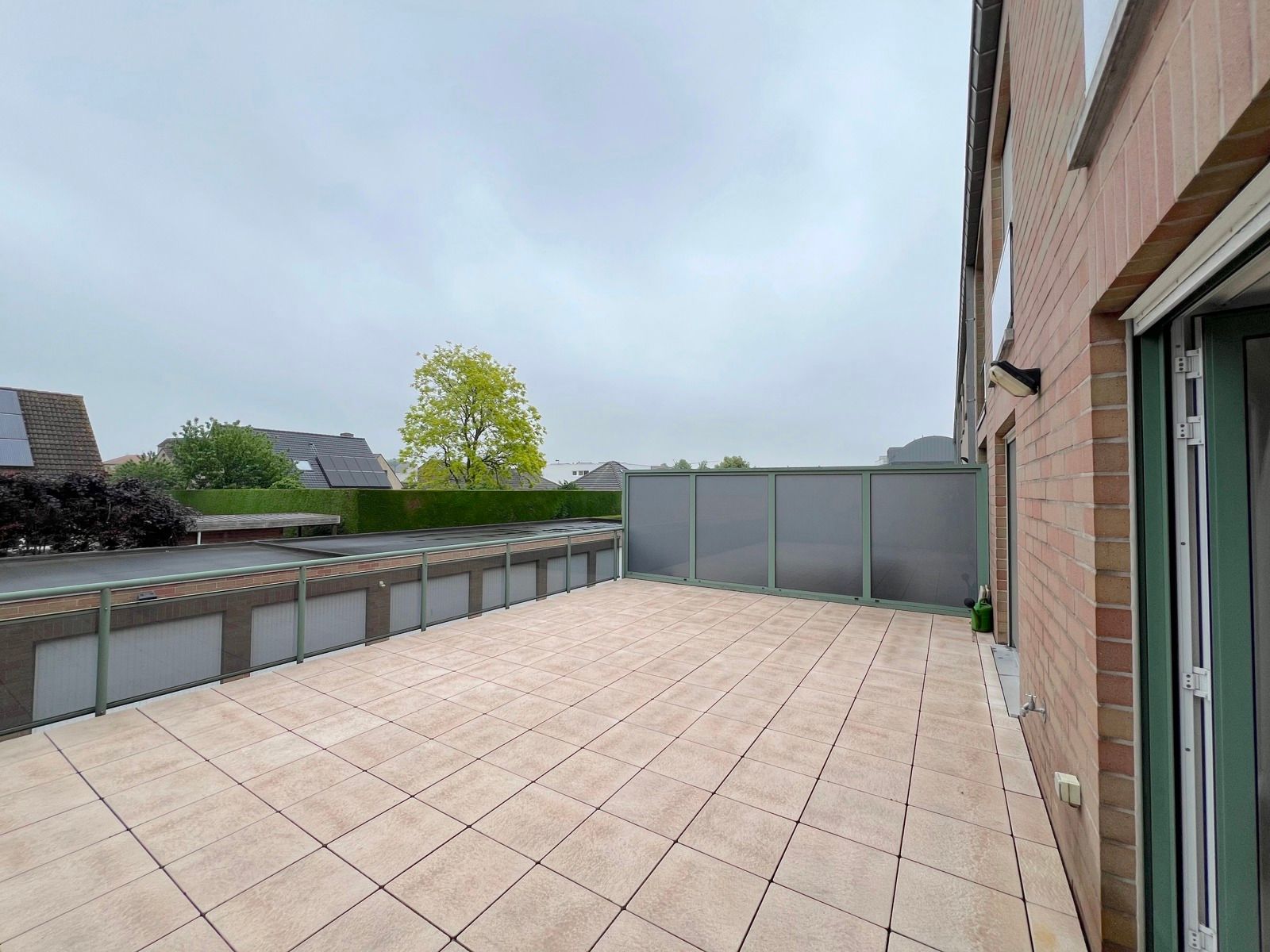 Ruim appartement met 2 slaapkamers, terras en garage foto 16