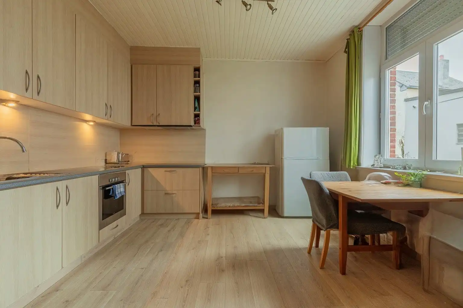 OPEN BEBOUWING IN DOODLOPENDE STRAAT MET 30 ZONNEPANELEN! foto 3