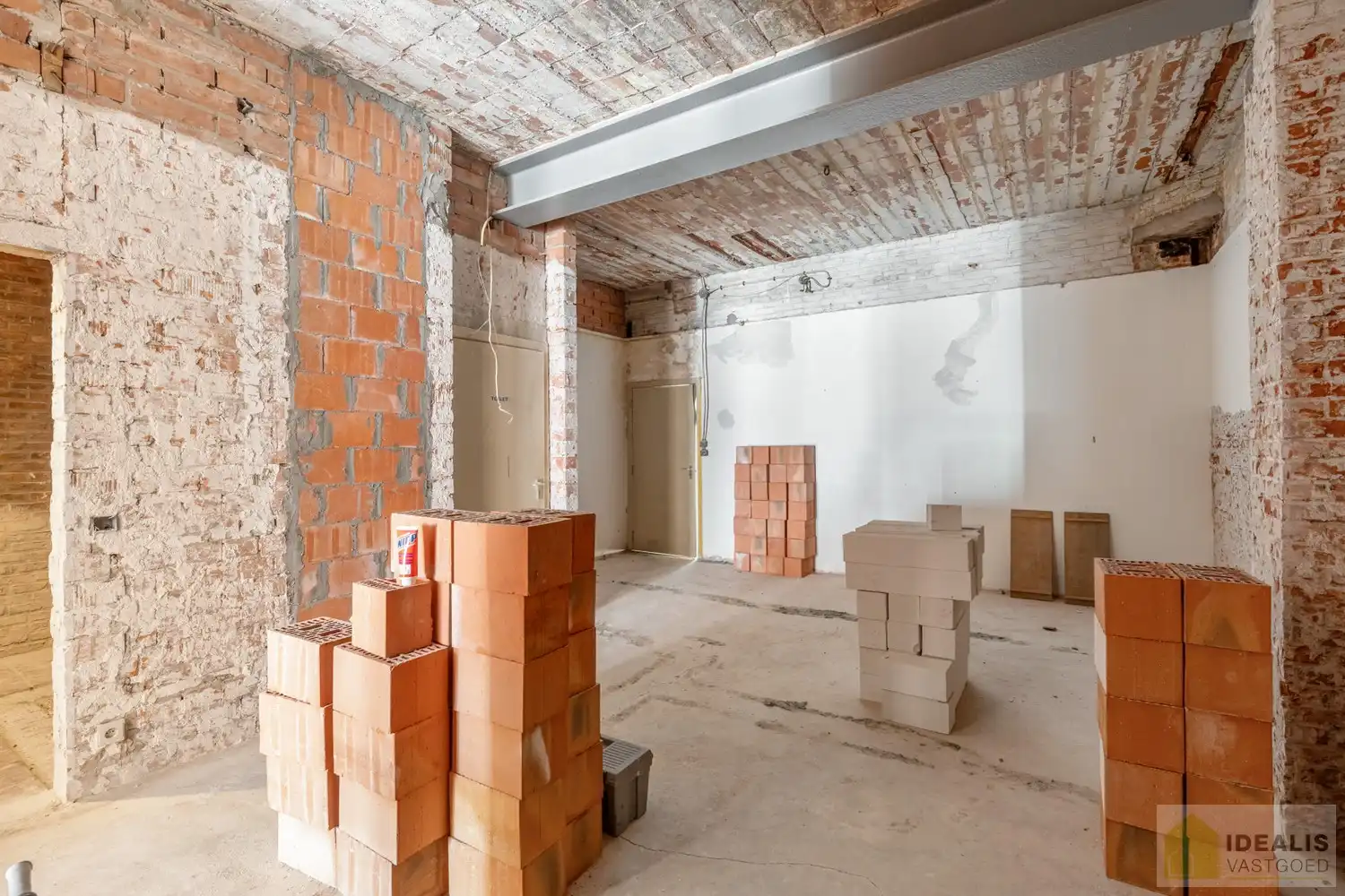 Ruim opgezet, klassevol en naar wens af te werken/ in te richten pand met winkel/kantoorruimte én uiterst ruim appartement met maar liefst 4 slaapkamers foto 7