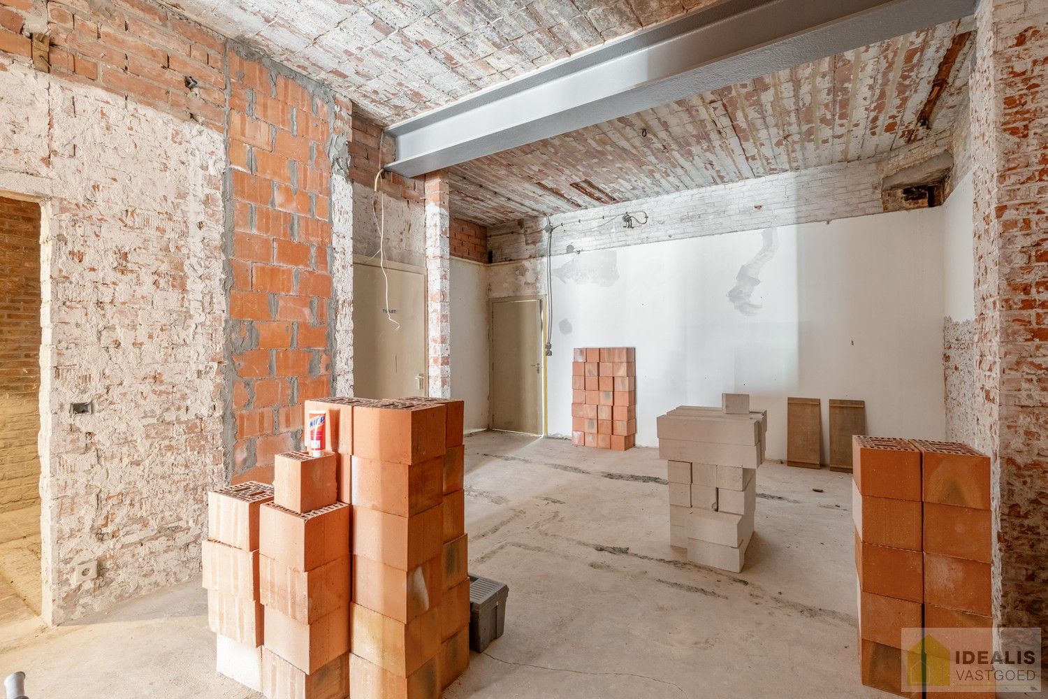 Ruim opgezet, klassevol en naar wens af te werken/ in te richten pand met winkel/kantoorruimte én uiterst ruim appartement met maar liefst 4 slaapkamers foto 7