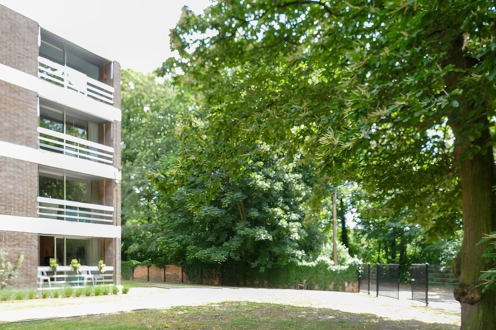 Gerenoveerde serviceflat op derde verdieping te midden het groen in Assebroek. foto 14