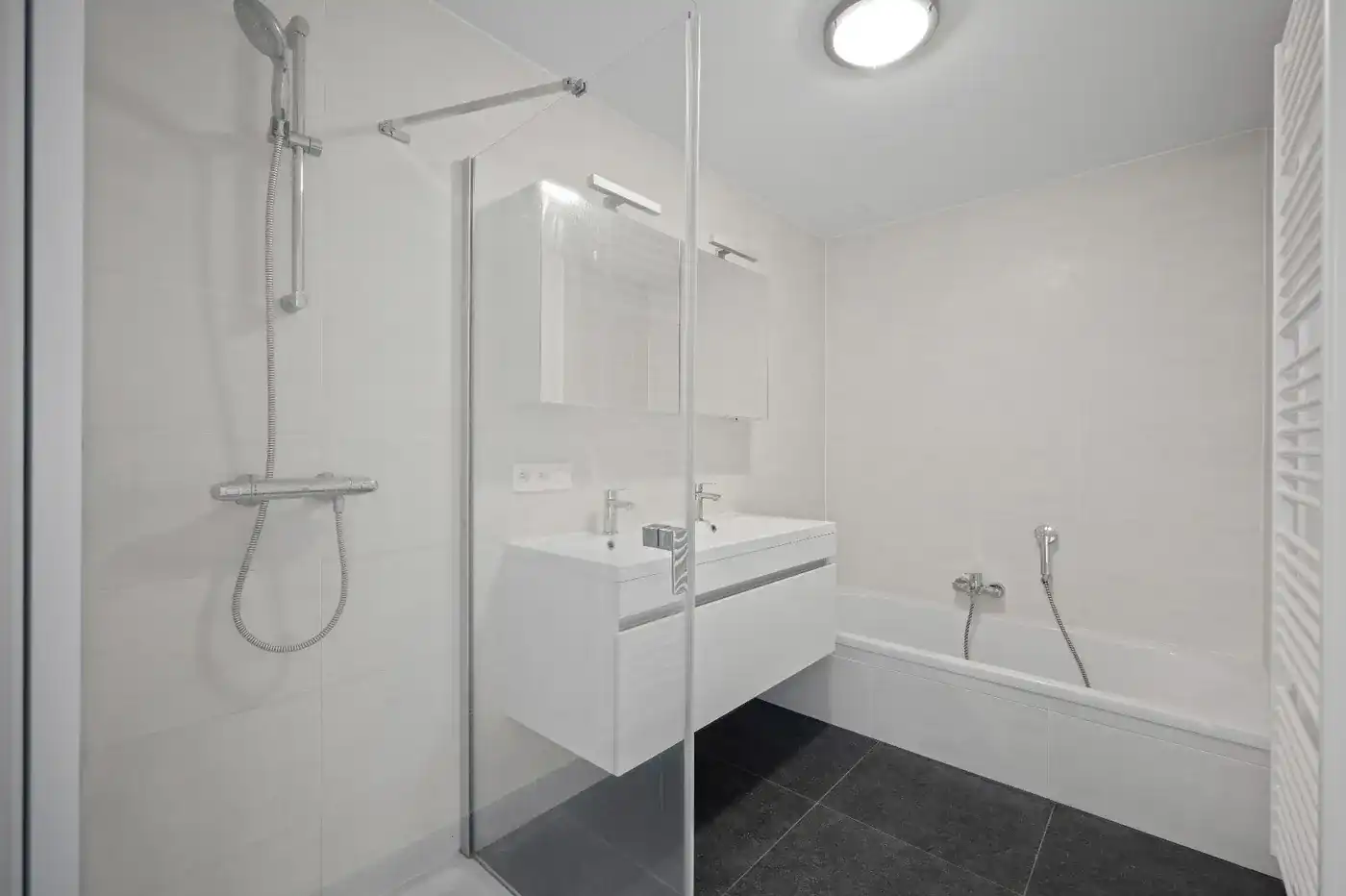 Modern appartement uit 2016 met 2 slaapkamers in centrum foto 13