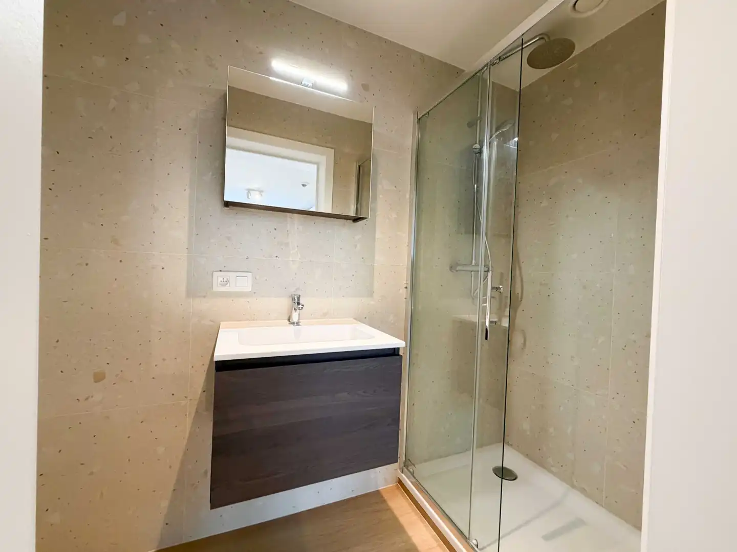 Vernieuwde studentenkamer eigen sanitair foto 5