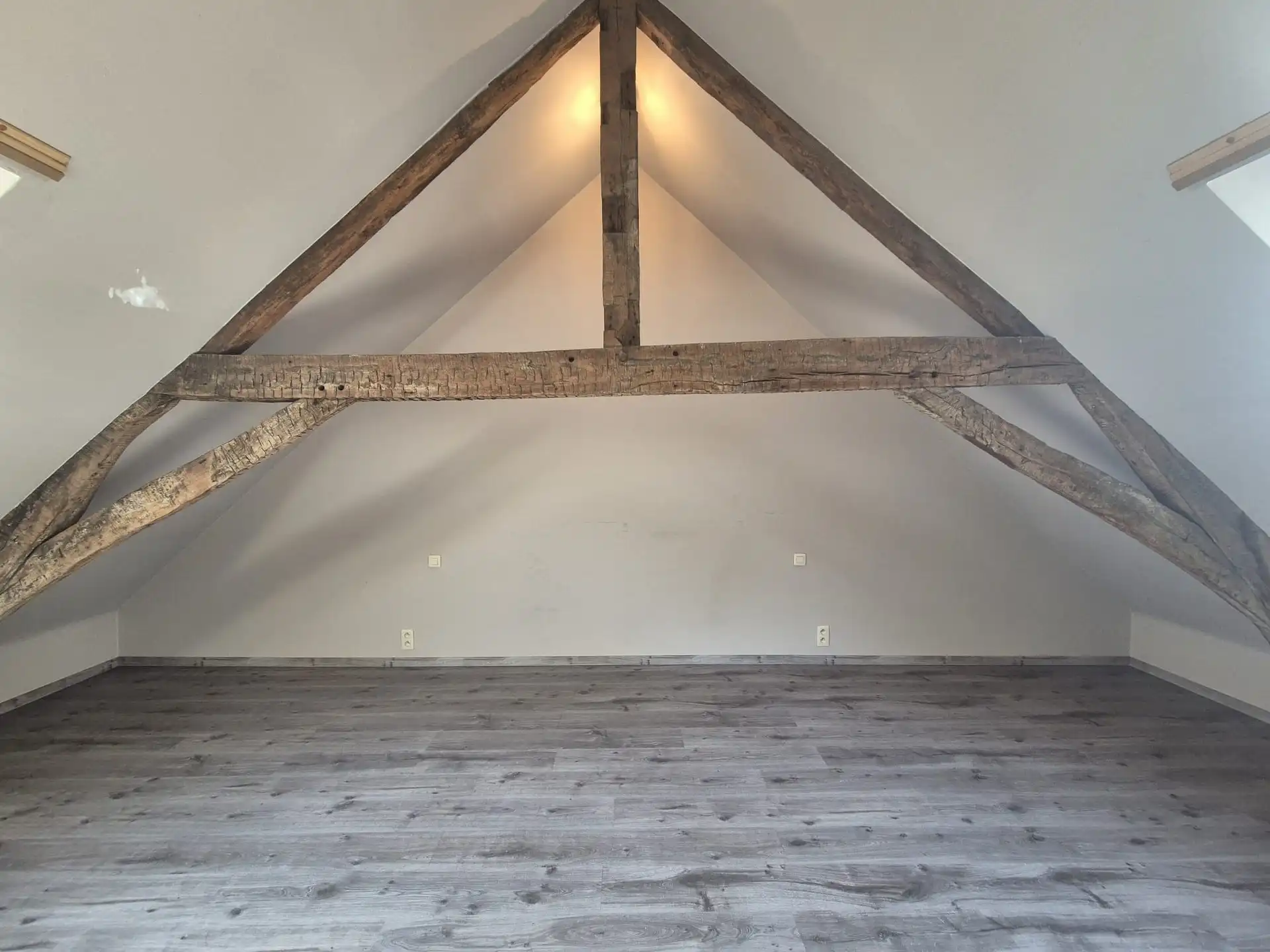 Instapklaar lichtrijk appartement met dakterras boven bakkerij “Hoste”. foto 14