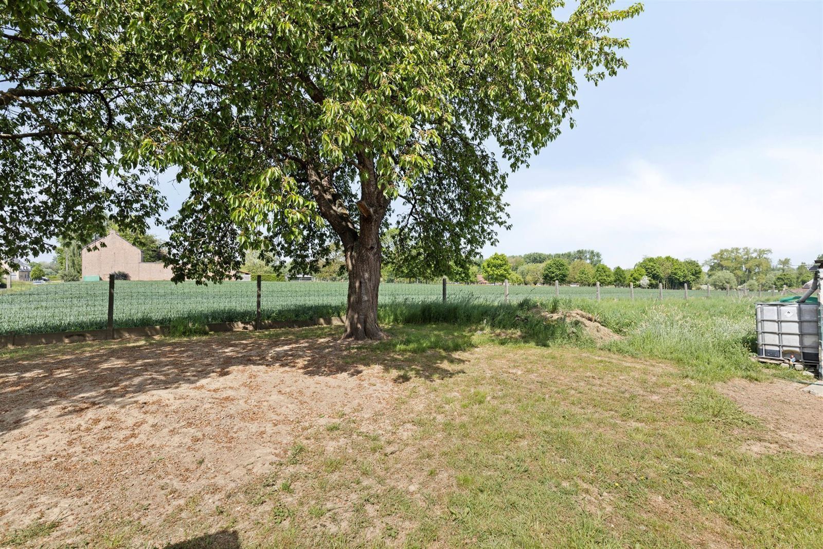 Verder te renoveren woning met grote tuin!  foto 18