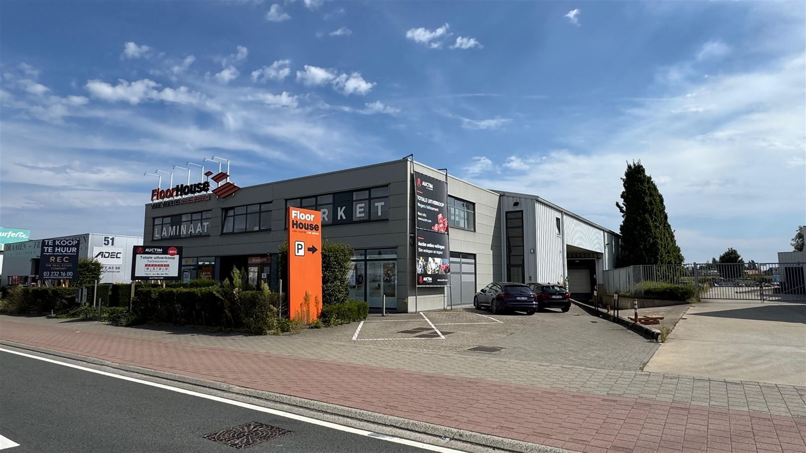 Bedrijfspand met uitmuntende zichtbaarheid foto {{pictureIndex}}