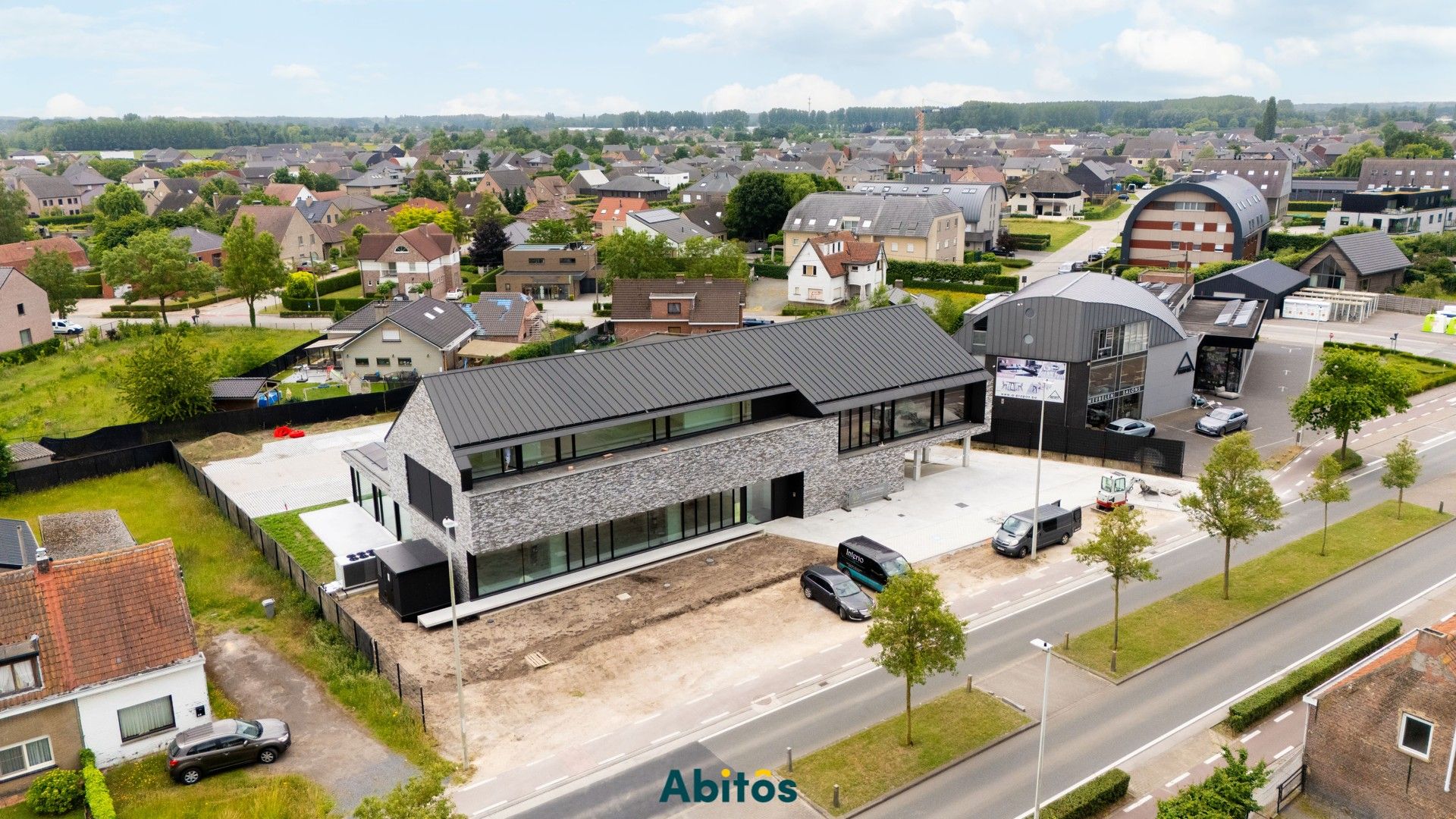 Commerciële ruimte met uitstekende visibiliteit en bereikbaarheid foto {{pictureIndex}}