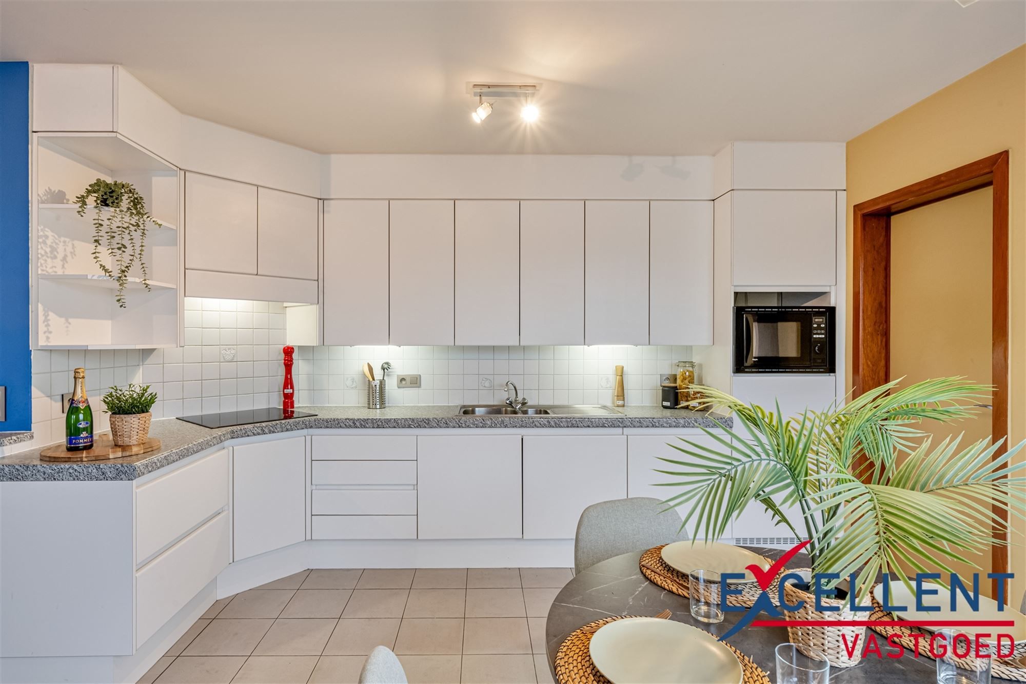 Lichtrijk appartement met staanplaats centrum Landegem foto 5