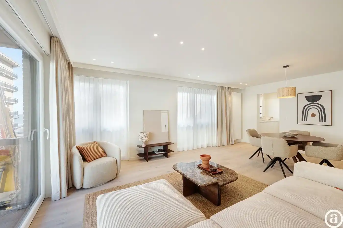 Lichtrijk hoekappartement met zijdelings zeezicht, centrum   foto 11