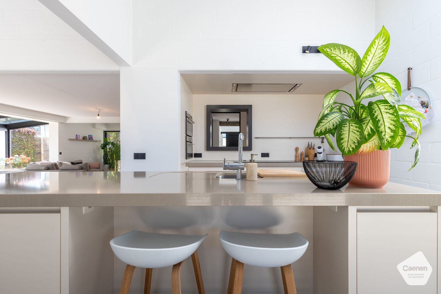 VRIJSTAANDE VILLA met PRAKTIJKRUIMTE, 3 slaapkamers en ONDERHOUDSVRIENDELIJKE TUIN. foto 3
