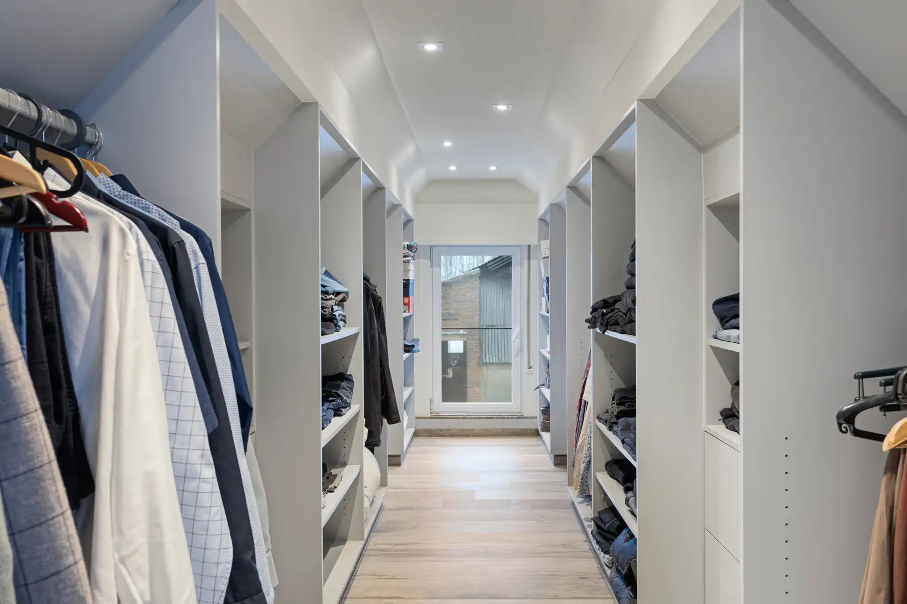 Landelijk pand met loodsen op meer dan 1 hectare grond foto 11