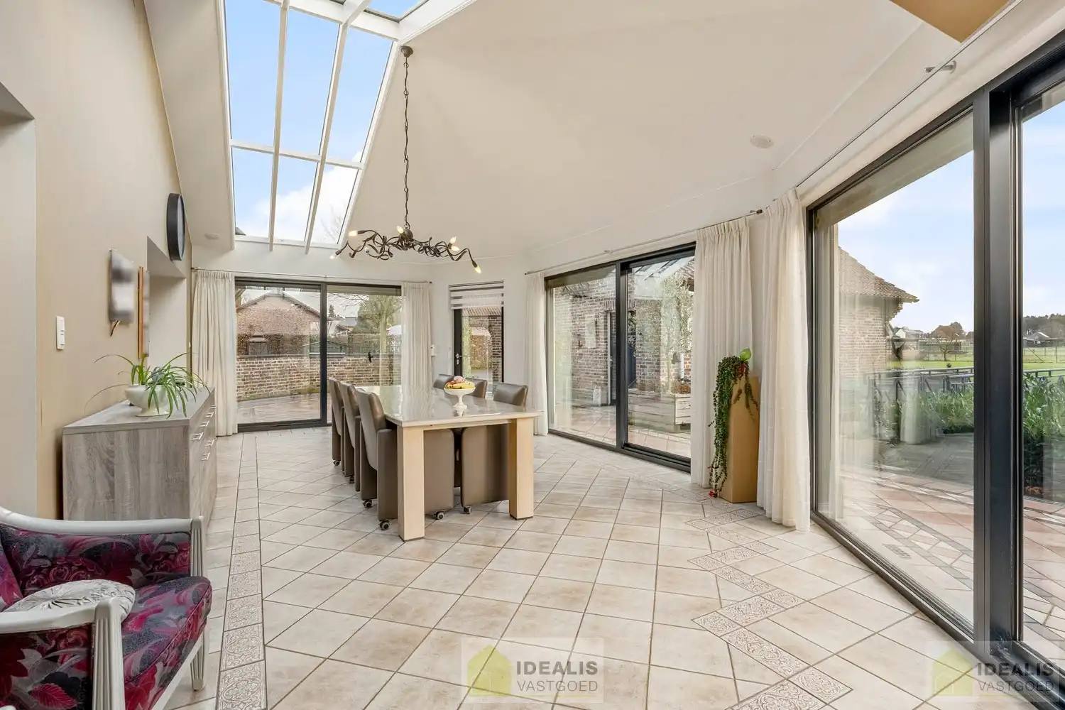 IDEALIS VASTGOED – ROYALE, INSTAPKLARE EN ZEER GOED ONDERHOUDEN GEZINSWONING OP EEN RUIM EN RUSTIG PERCEEL VAN 44A 33CA MET 5 KNAPPE SLAAPKAMERS, HEERLIJKE VERANDA, VRIJSTAANDE GARAGE EN 32 ZONNEPANELEN MÉT CERTIFICATEN ÉN ZONNEBOILER - De woning omvat maar liefst +- 265m² bewoonbare oppervlakte met ruime woonkamer, uitgeruste keuken, 5 slaapkamers, badkamer, vrijstaande garage én 32 zonnepanelen. De woning is rustig gelegen op een perceel met een opp. van 44a 33ca. foto 16