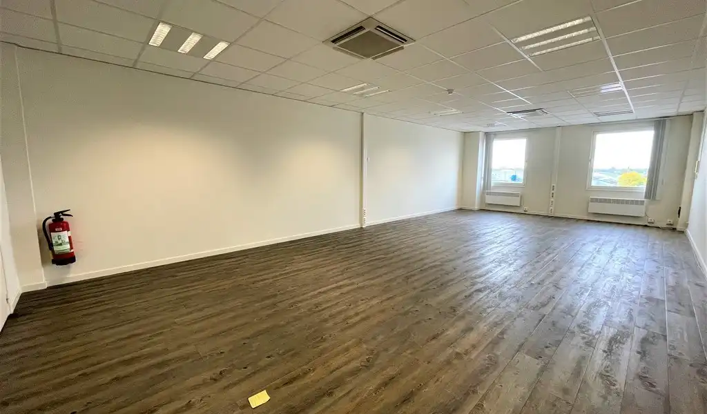 Instapklaar kantoor te huur in Immogranit Building Drongen foto 11