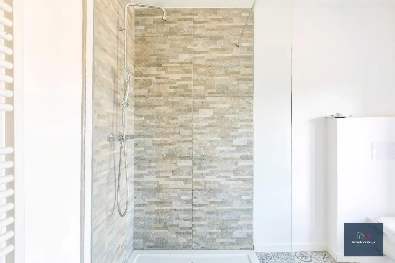 Instapklare gerenoveerde woning in rij met terras, tuin en garagebox foto 13