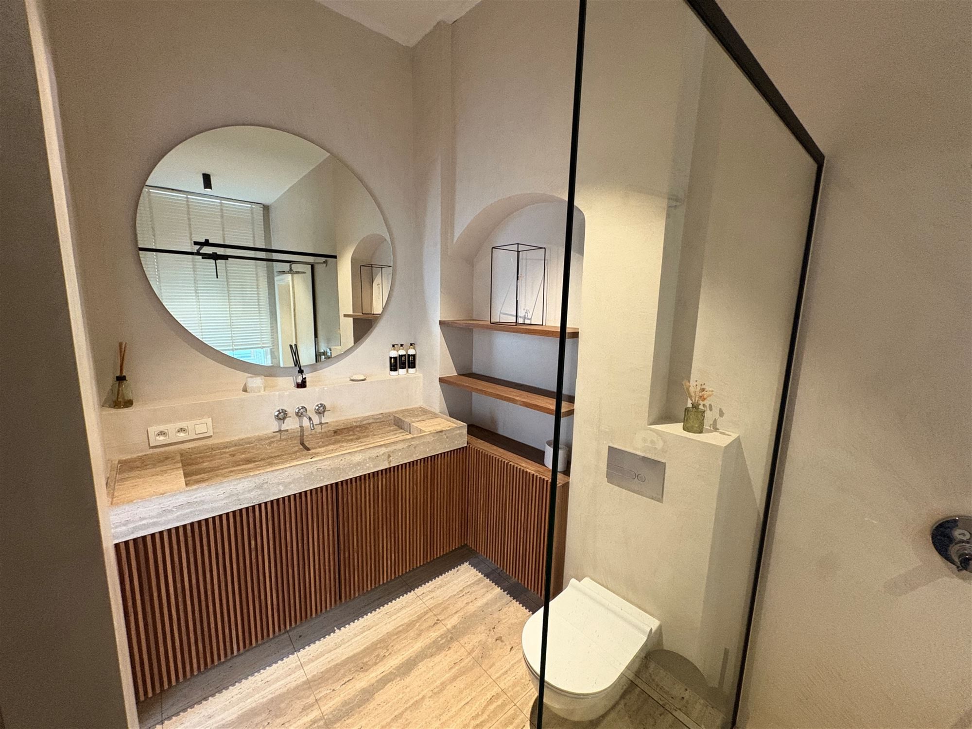 Gemeubeld (All-inclusive) 1 - slaapkamer appartement - contract 4 tot 6 maanden met ondergrondse autostaanplaats. foto 10