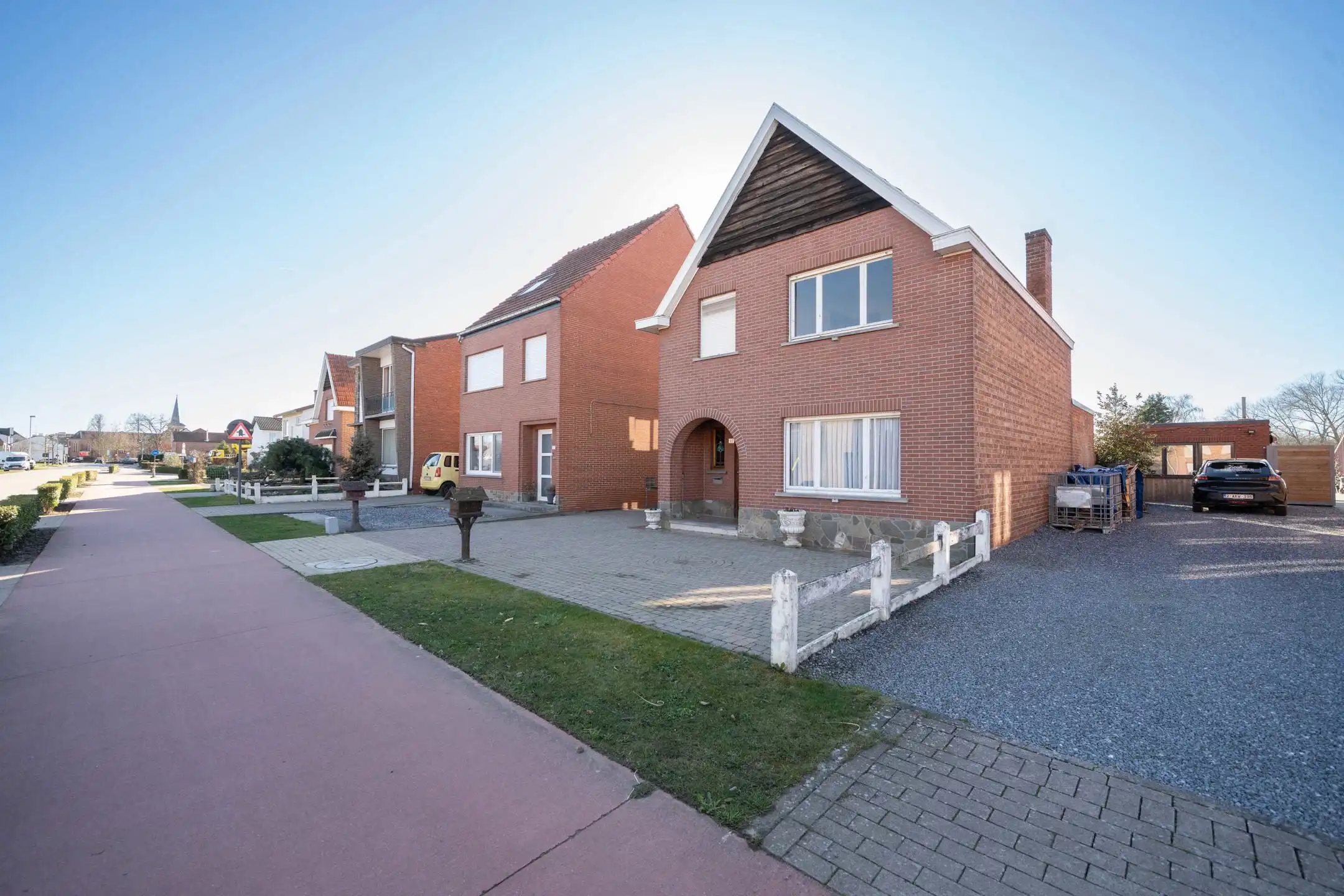 Te renoveren woning met ruime tuin en garage op 7a08ca foto 2