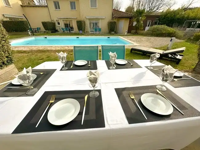 Gezellig Vakantiehuis met Uitzicht op Zwembad foto 15