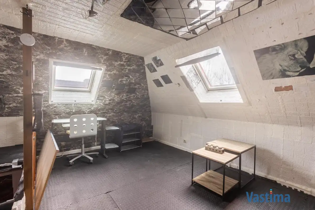 Stadswoning met zonnepanelen en tuin foto 17