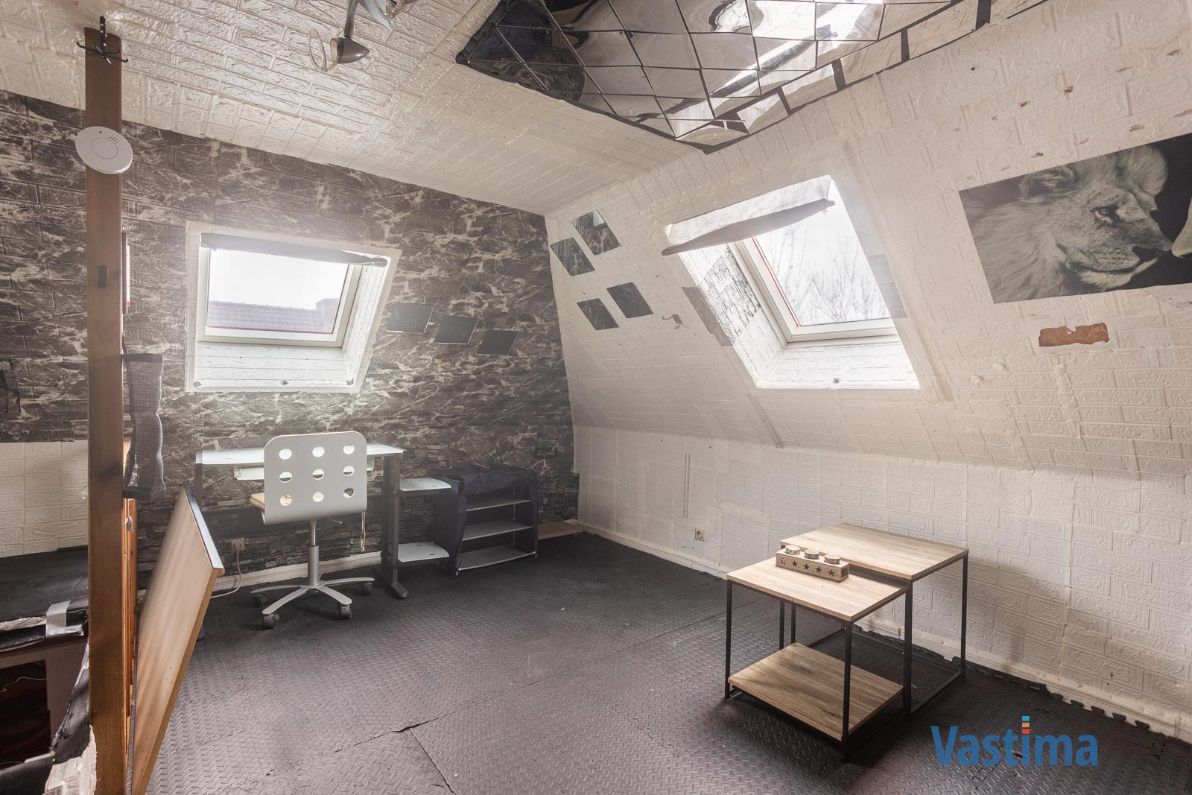 Stadswoning met zonnepanelen en tuin foto 17