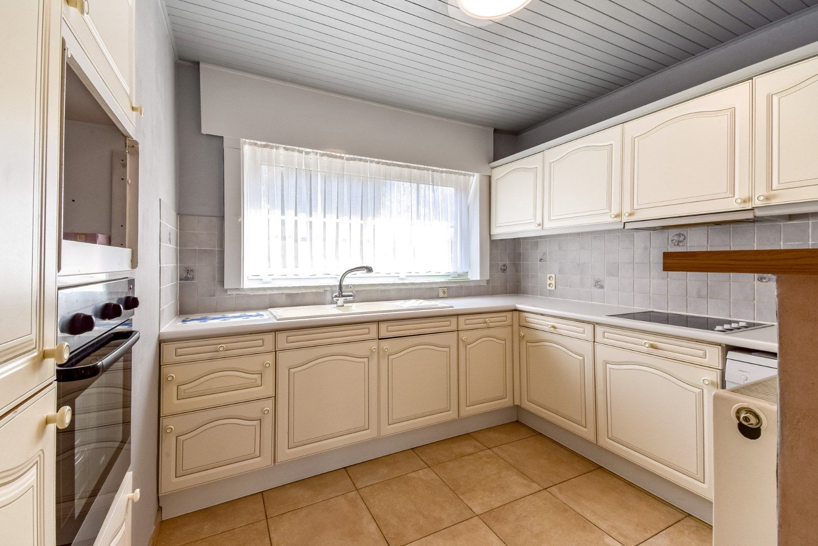 Charmante rijwoning met 3 slaapkamers en zonnige achtertuin in rustige woonwijk te Gistel foto 6