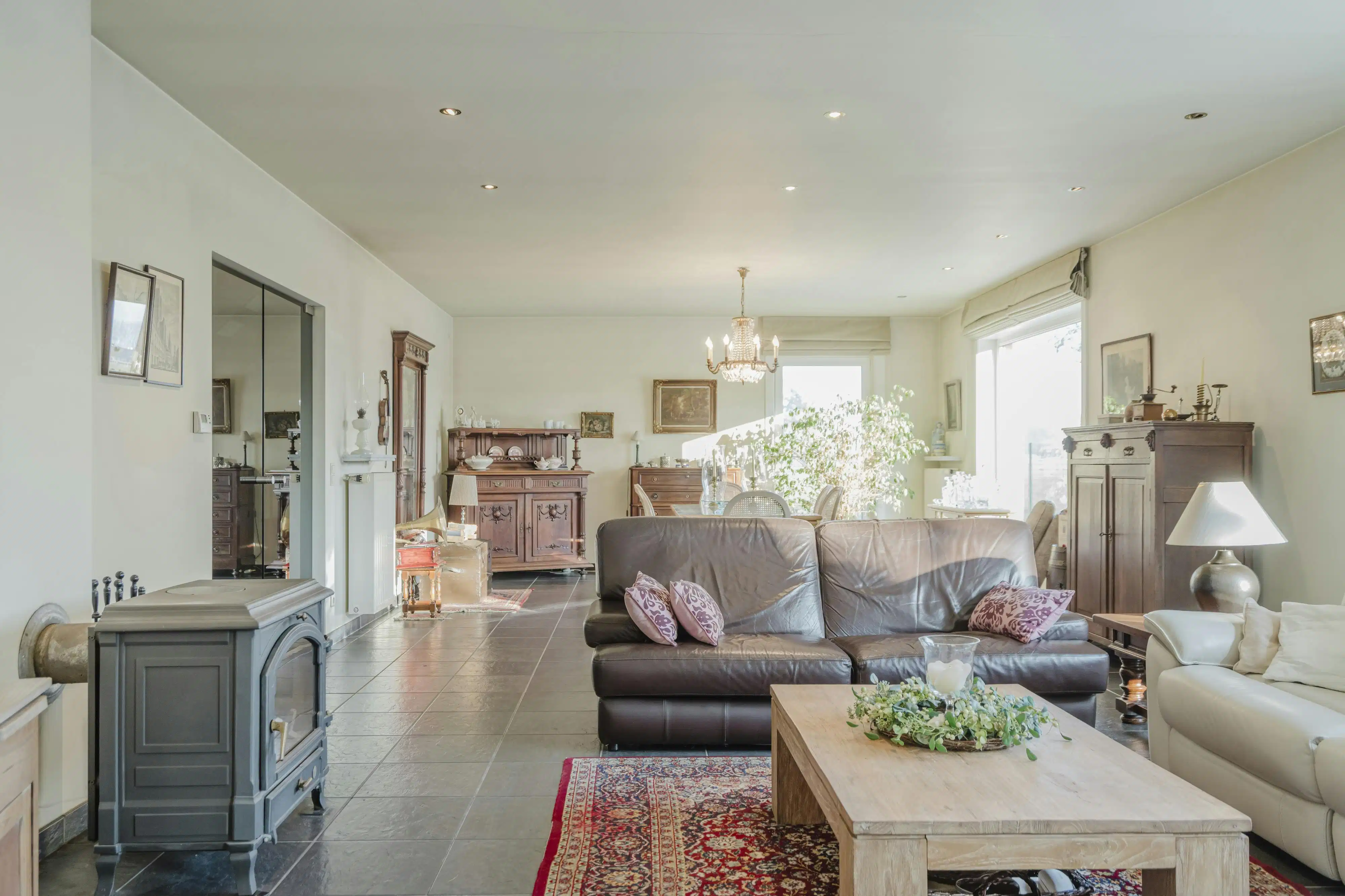 Villa met stallingen te koop op een ruim perceel van  10.026m² foto {{pictureIndex}}