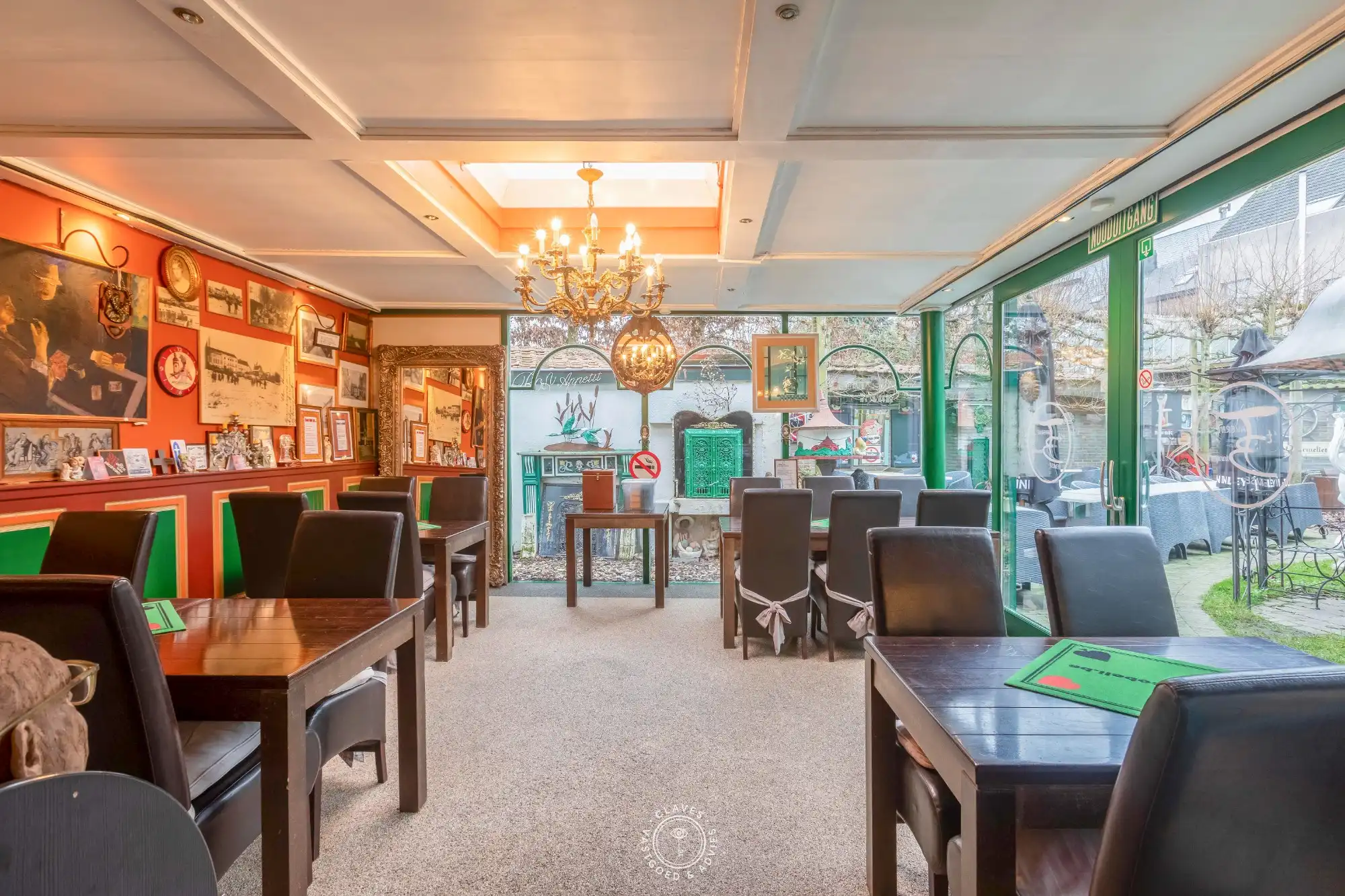 Handelspand met zeer ruim terras in 't Binnenhof foto 2