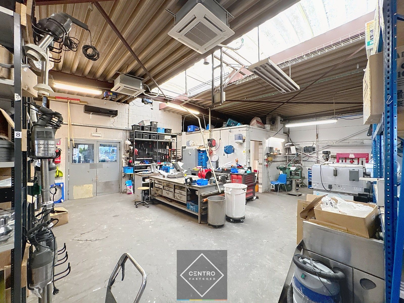 BEDRIJFSPAND te koop op AAA-locatie! Verwarmd MAGAZIJN/TOONZAAL met burelen en instapklare WONING te Brugge (Sint-Michiels). foto 6