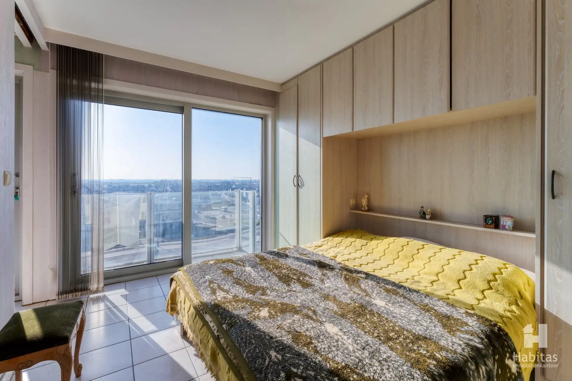 Ruim hoekappartement met panoramisch zee-, duinen- en polderzicht foto 8