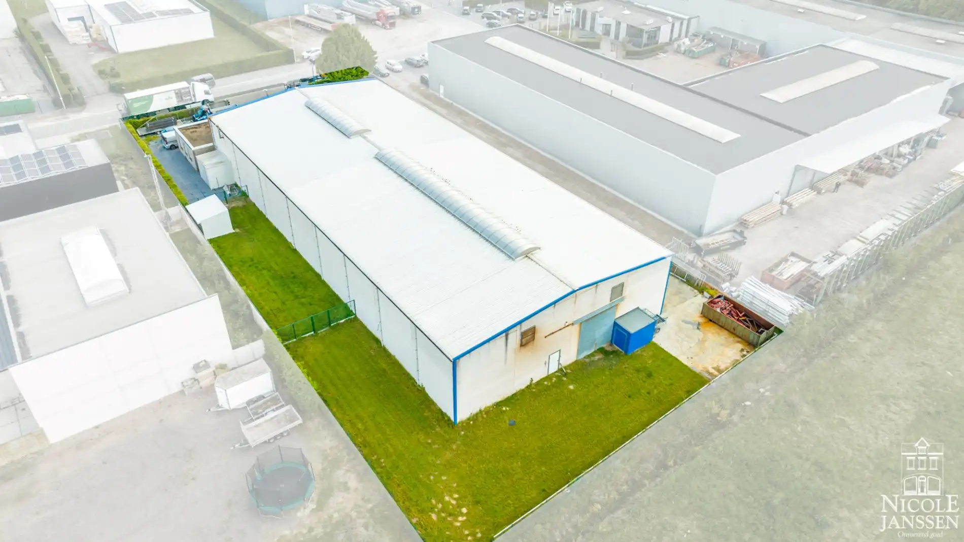 Bedrijfshal met kantoorruimte gelegen op de KMO-zone Kleine Heide. foto 3