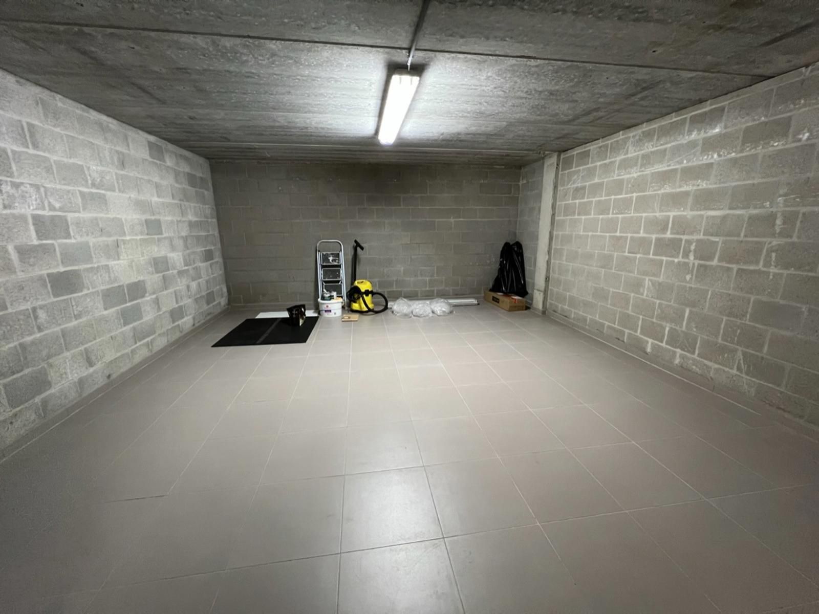 Lichtrijk kantoor / handelspand met parking foto 11