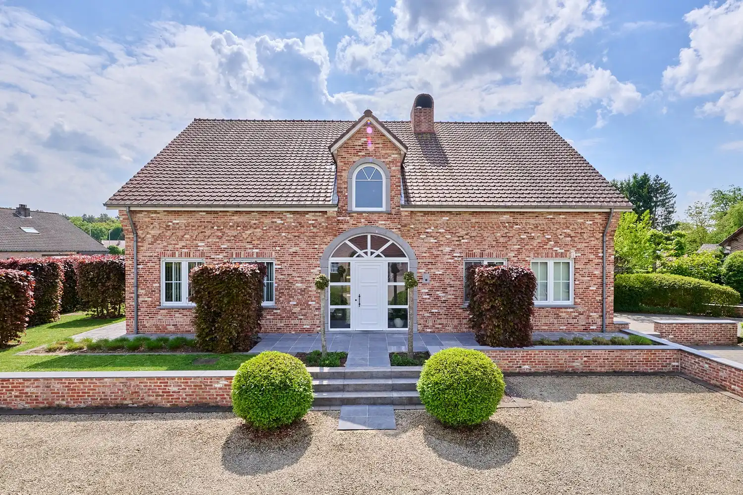 Kwaliteitsvolle woning met zuidgerichte tuin te Dilsen-Stokkem foto {{pictureIndex}}