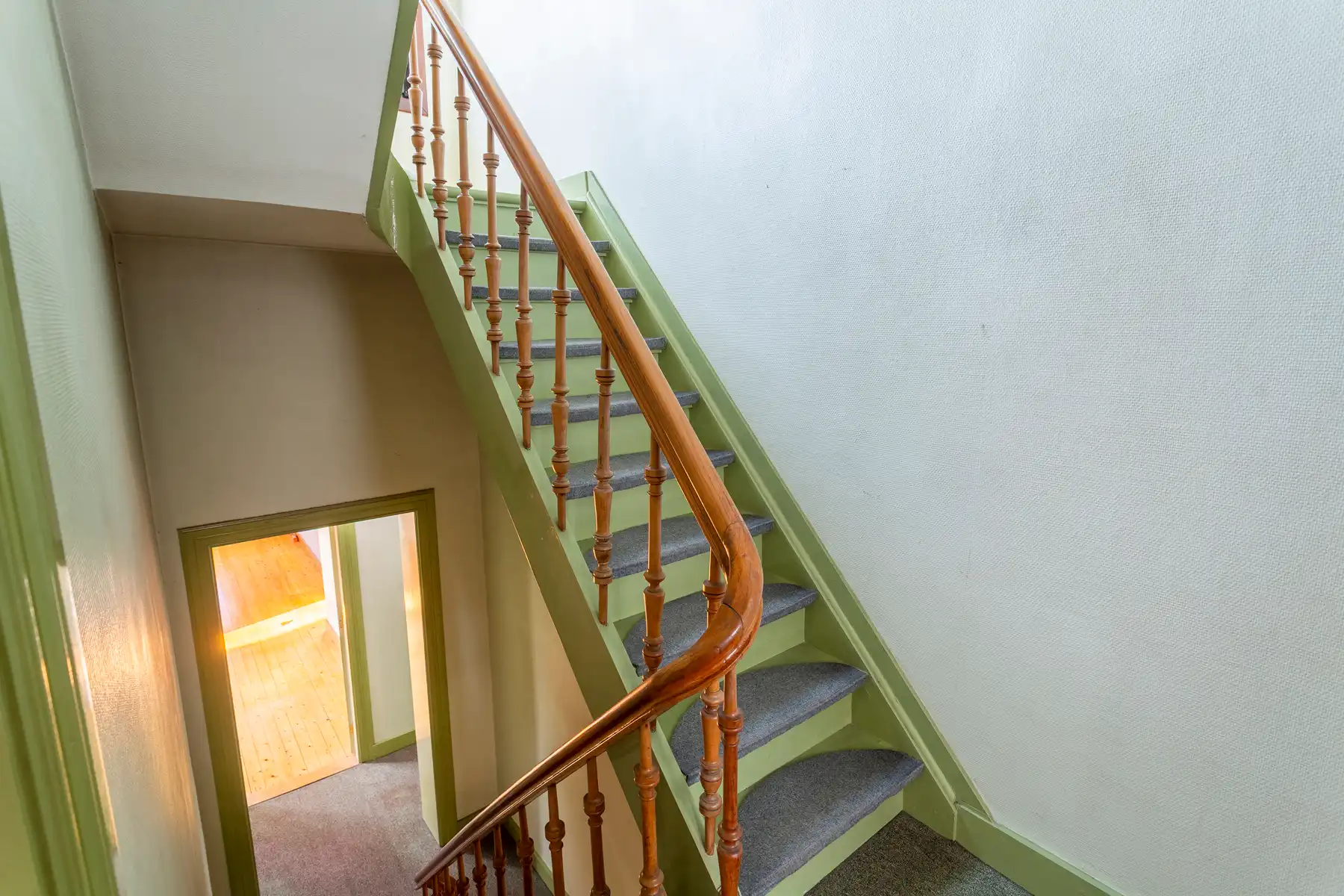 Te renoveren herenwoning met ruime tuin in Zurenborg foto 17