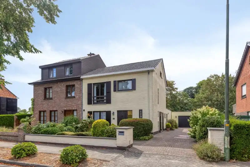 Hoofdfoto van de publicatie: Charmante halfopen gezinswoning met 3 slaapkamers, garage en bureau - Blauwstraat, Wondelgem