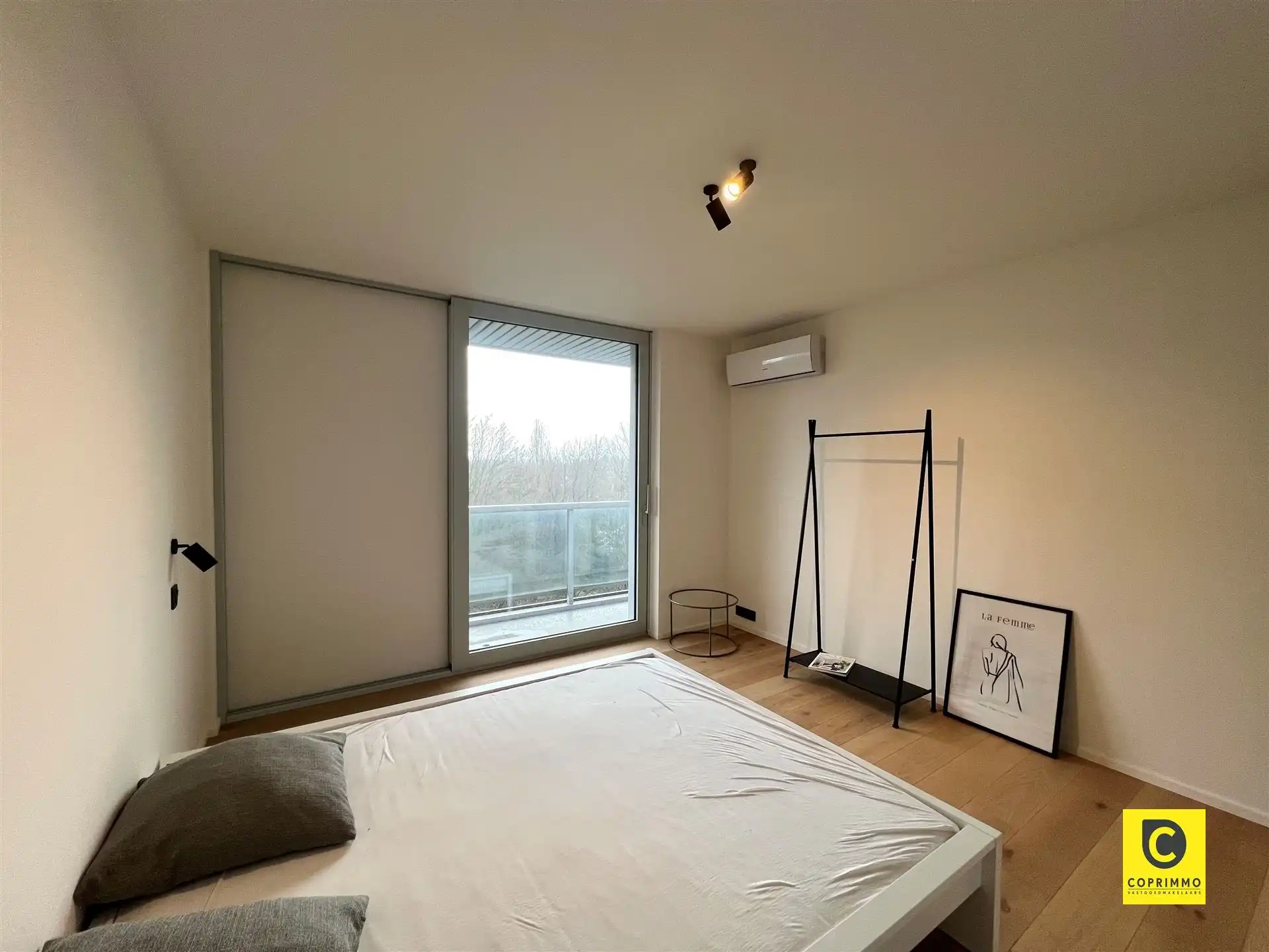 Volledig gerenoveerd 2-slk appartement met ruim terras en garagebox te Berchem! foto 6