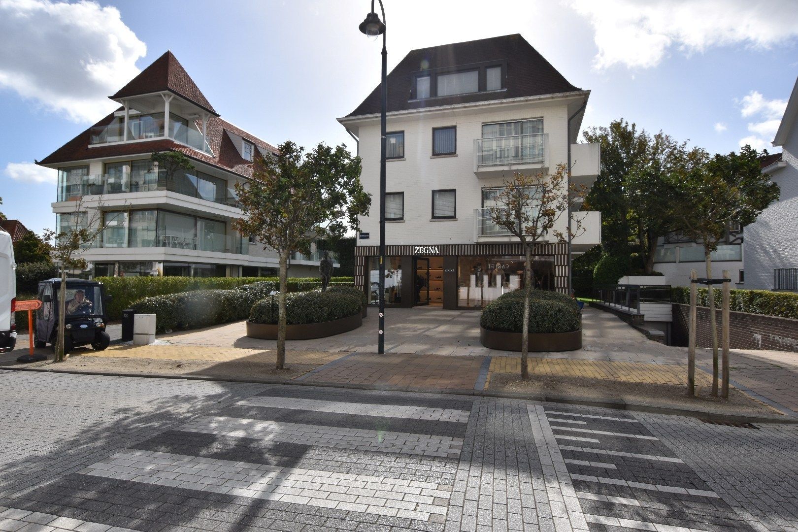Garageplaats centraal gelegen nabij het Albertplein en de  Kustlaan foto 2