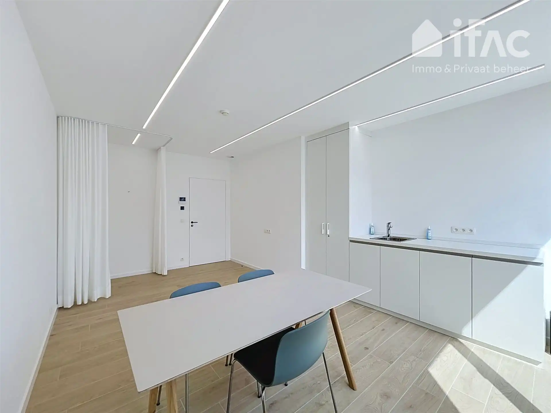 Moderne praktijkruimtes in modern en lichtrijk gebouw foto 18