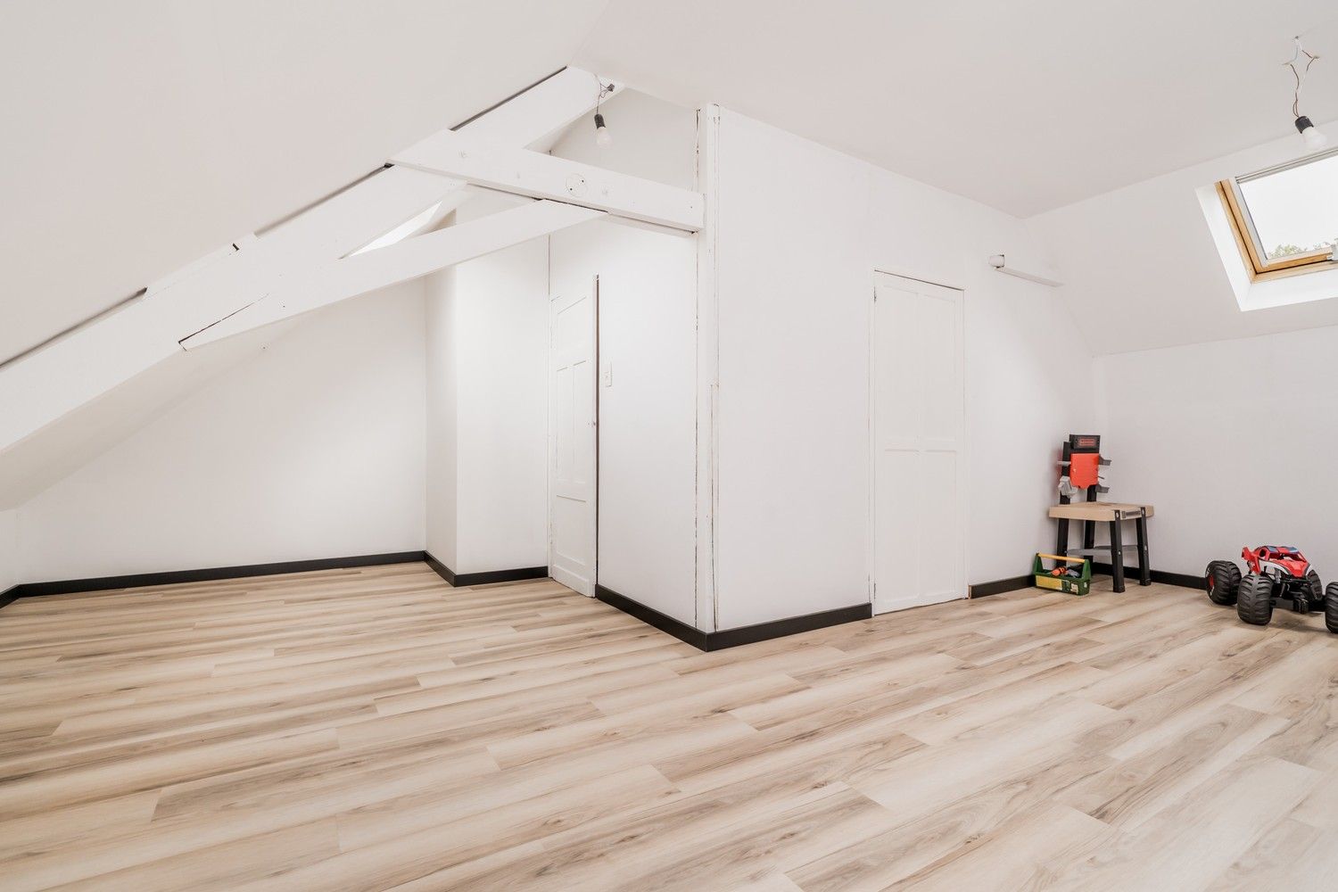 Ruime gerenoveerde woning met 4 slaapkamers en prachtige tuin foto 19