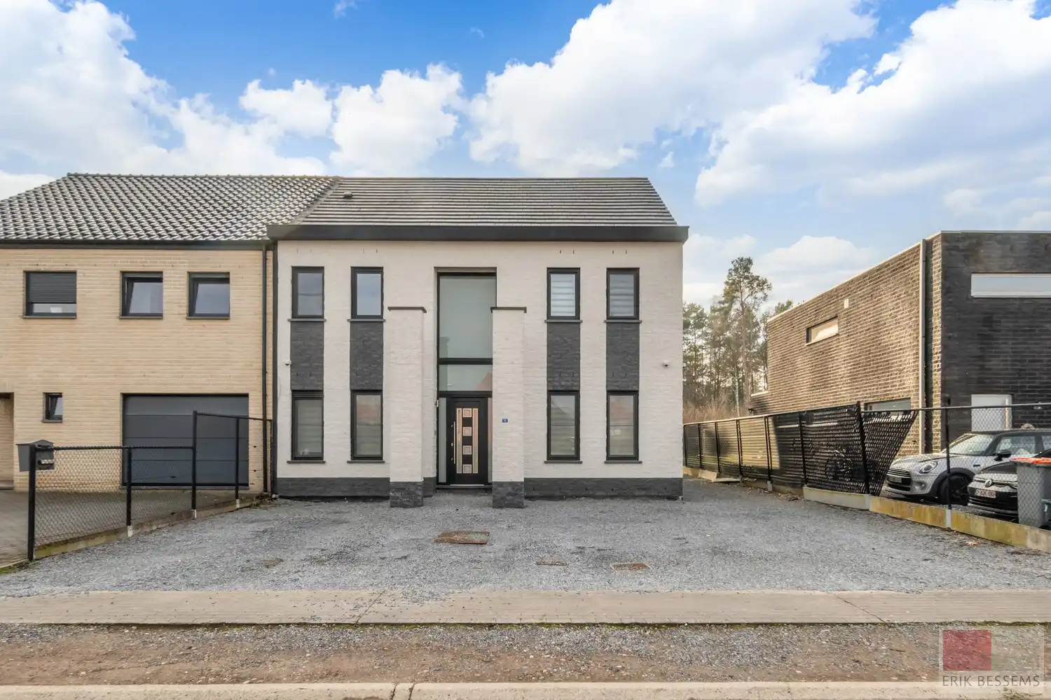 Prachtige en ruime woning met een woonoppervlakte van ca. 277 m², gebouwd in 2018 met vloerverwarming en voorzien van 5 volwaardige slaapkamers en 3 badkamers foto {{pictureIndex}}