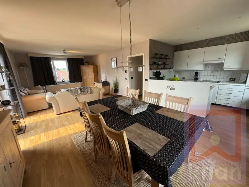 BEMEUBELD - Ruim 2-slaapkamer appartement met terras en garage. foto 3