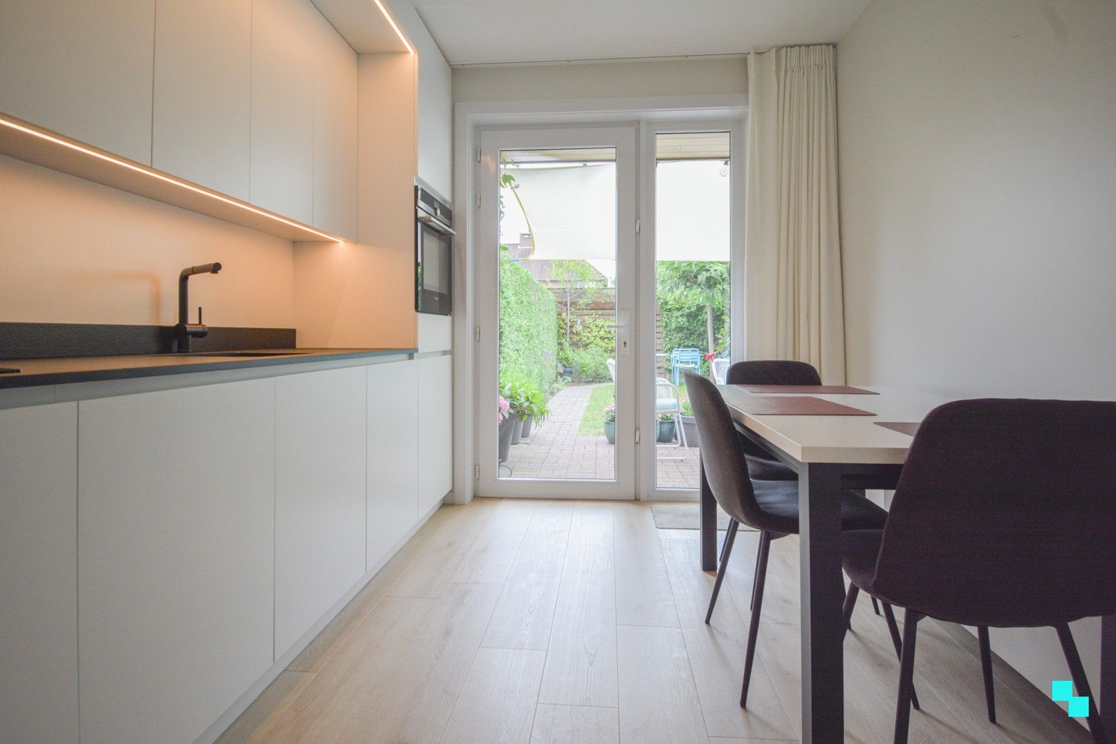 Smaakvol gerenoveerde woning met garage achteraan te Roeselare foto 10