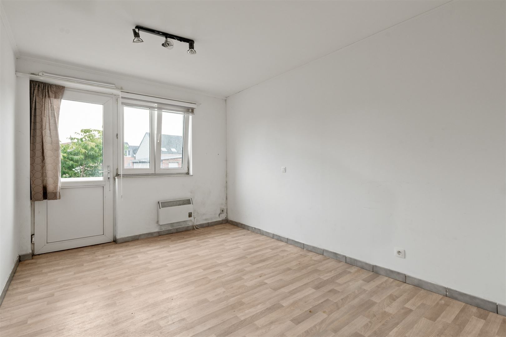 Te renoveren opbrengsteigendom met 2 aparte units. foto 8