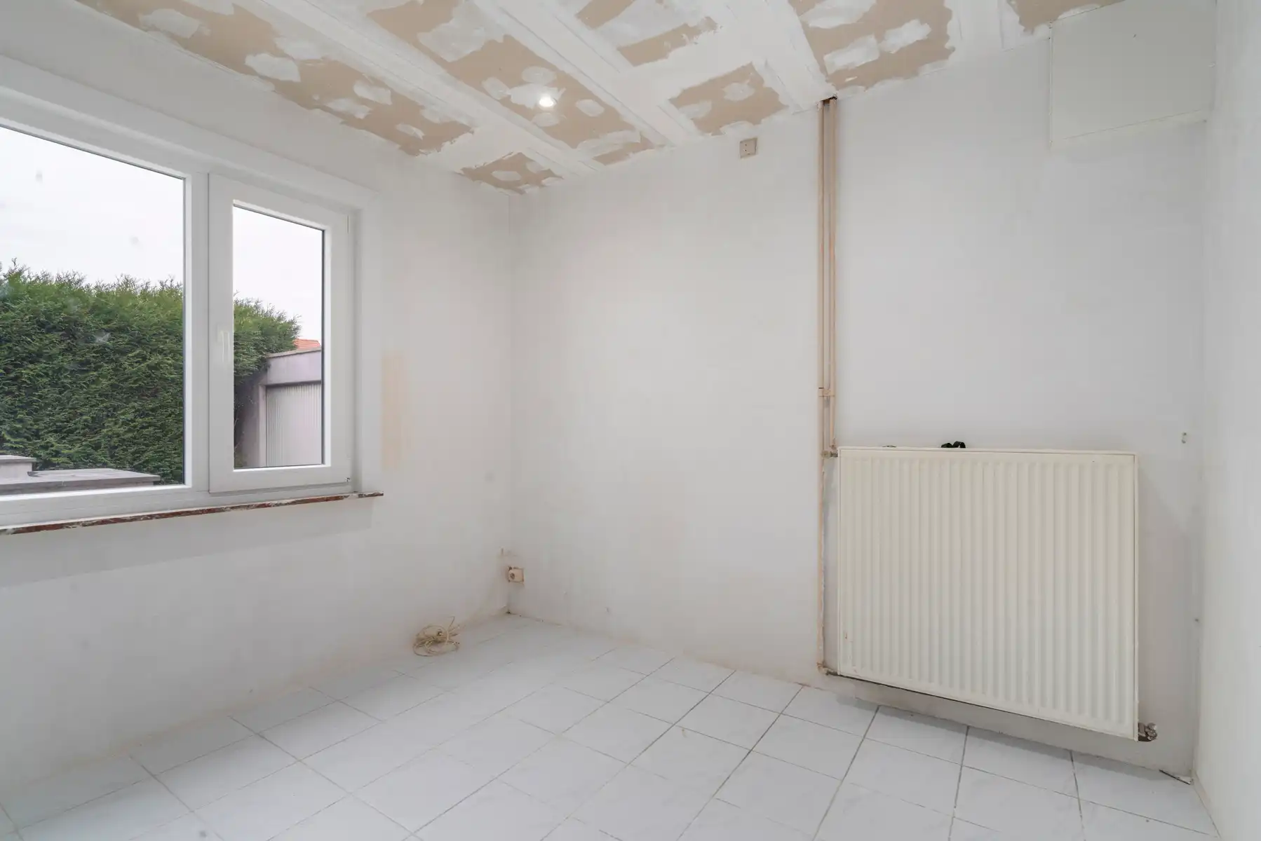 Deels te renoveren woning met 3 slaapkamers en garage foto 6